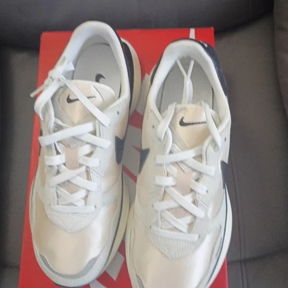 Nike Womens Sneakers - Picture 4 of 8